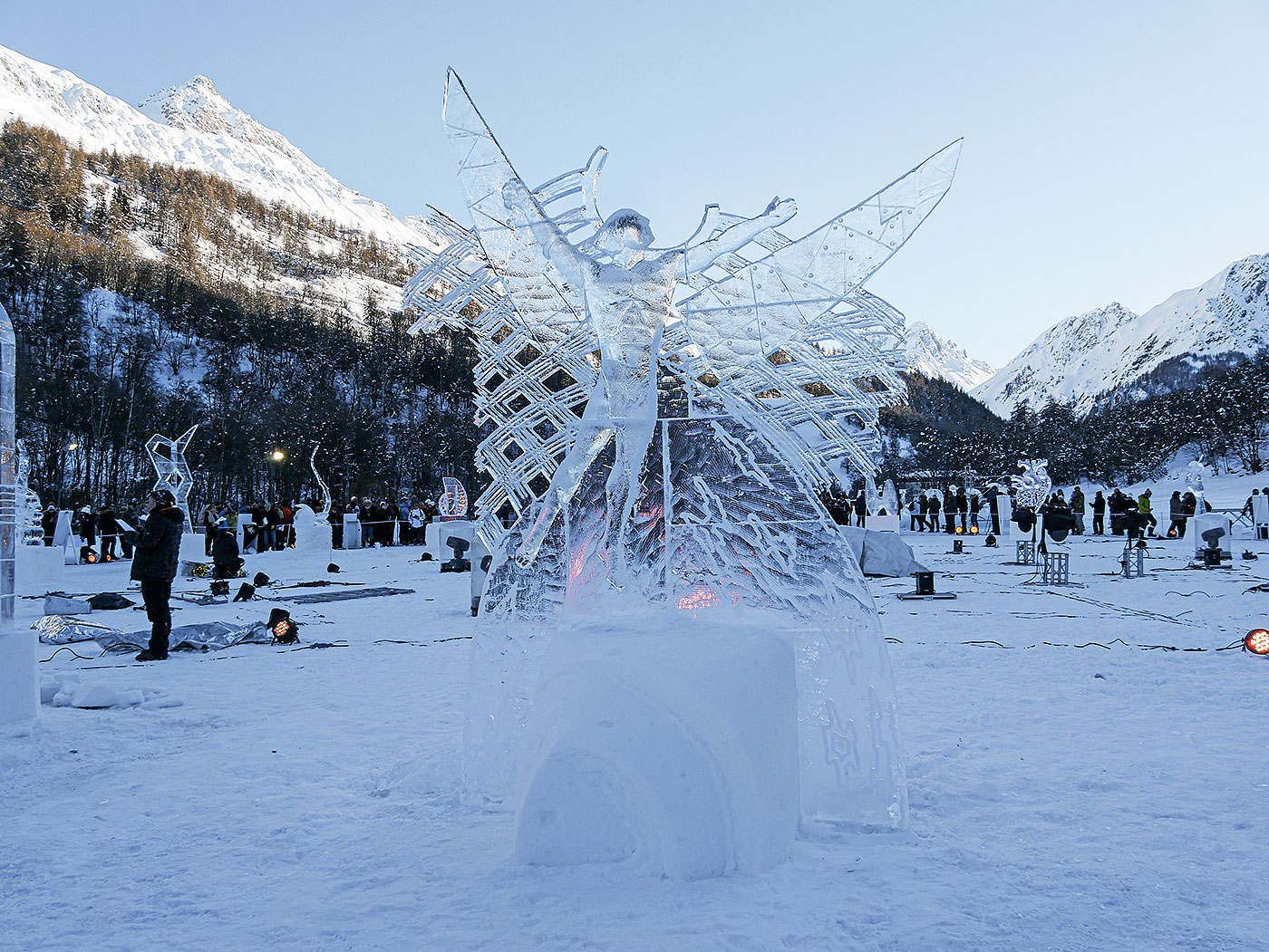 « Born to Soar » de Molokov Andrey, troisième prix du concours de sculptures sur glace de Valloire