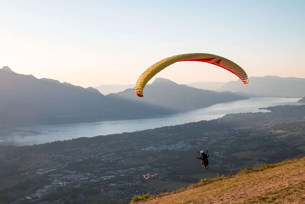 Le parapente pratique en duo est une des activités à sensations les plus pratiquées des Alpes